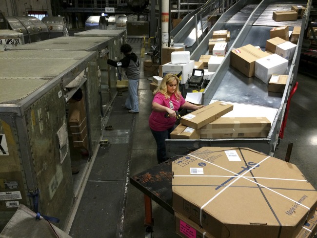 A UPS cargo plane (UPS)
　Packages are sorted before shipping at a UPS hub. (UPS)
　Nando Cesarone, CEO of UPS Europe (UPS)