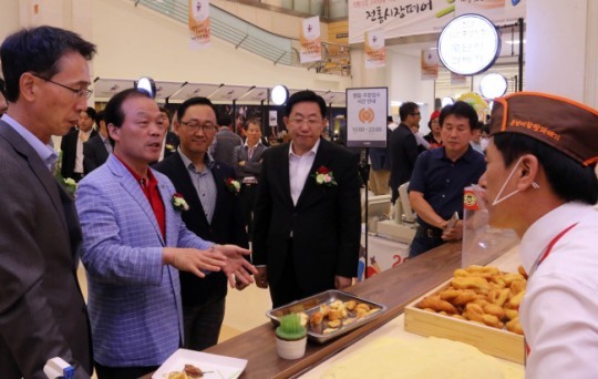 지난해 6월 이갑수 이마트 대표(가장 왼쪽)를 포함한 귀빈들이 제1회 전통시장 우수상품 페어박람회장을 찾은 모습.  [사진제공=이마트]