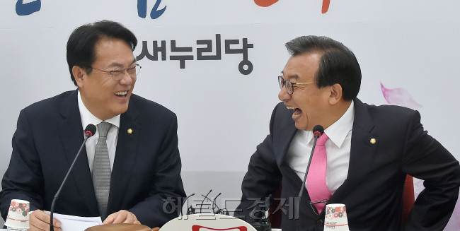 19일 오전 서울 여의도 국회에서 열린 새누리당 최고위원회의에서 이정현(오른쪽) 대표가 정진석 원내대표와 밝게 웃고 있다. 정 원내대표는 추석 연휴 기간중 반기문 유엔사무총장 미팅 등 방미 일정을 소화하고 돌아왔다.  안훈 기자/rosedale@