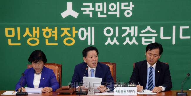 [사진= 19일 오전 서울 여의도 국회에서 열린 국민이당 비상대책위원회의에서 주승용 비상대책위원장 직무대행이 모두발언을 하고 있다./ 안훈기자  rosedale@heraldcorp.com]