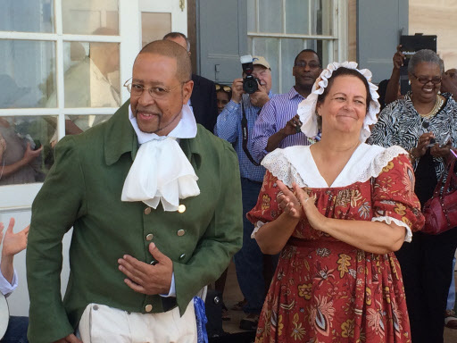 In this photo taken June 25, Craig Syphax, of Arlington, Virginia and Donna Kunkel of Los Angeles, portray their ancestors at a re-enactment of the 1821 wedding of slaves Charles Syphax and Maria Carter at Arlington House, the estate once owned by George Washington's adopted son, George Washington Parke Custis, in Arlington, Virginia.(AP-Yonhap)