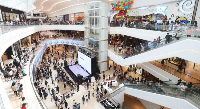 Korea’s biggest shopping mall complex Starfield is crowded with visitors on Sept. 10, the first weekend after its official opening.
