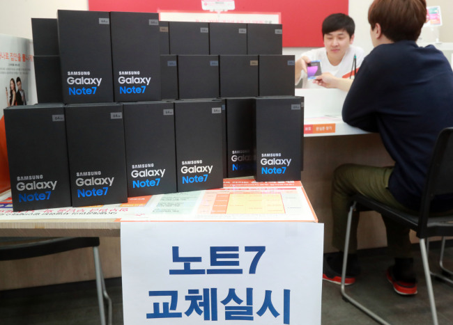 RECALL BEGINS -- A customer visits a SK Telecom retailer in Seoul to exchange his Galaxy Note 7 smartphone on Monday. Samsung Electronics initiated its replacement program for Galaxy Note 7 large-sized smartphones in Korea with local mobile carriers as part of its global recall of the new smartphones Monday. (Yonhap)