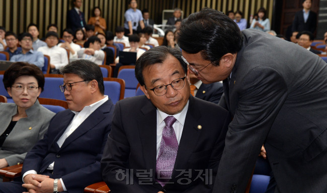 [사진= 20일 오전 서울 여의도 국회_새누리당 의원총회_이정현-정진석 대화./ 안훈 기자 rosedale@heraldcorp.com]