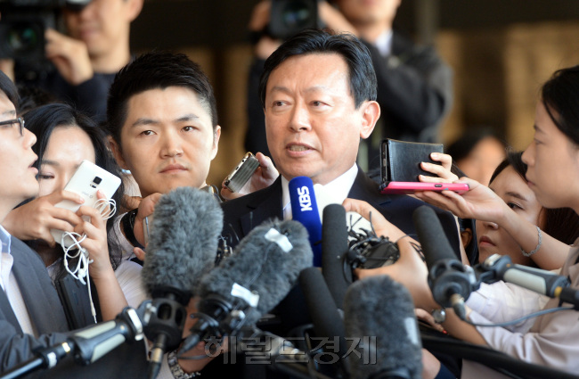 신동빈 롯데그룹 회장이 2000억원 규모의 배임ㆍ횡령 혐의 수사와 관련해 20일 검찰에 피의자 신분으로 출석하면서　기자들의 질문을 받고 있다.
신 회장은 “심려를 끼쳐 죄송하다”며 “검찰 수사에 성실히 협조하겠다”고 했다. 박현구 기자/phko@heraldcorp.com