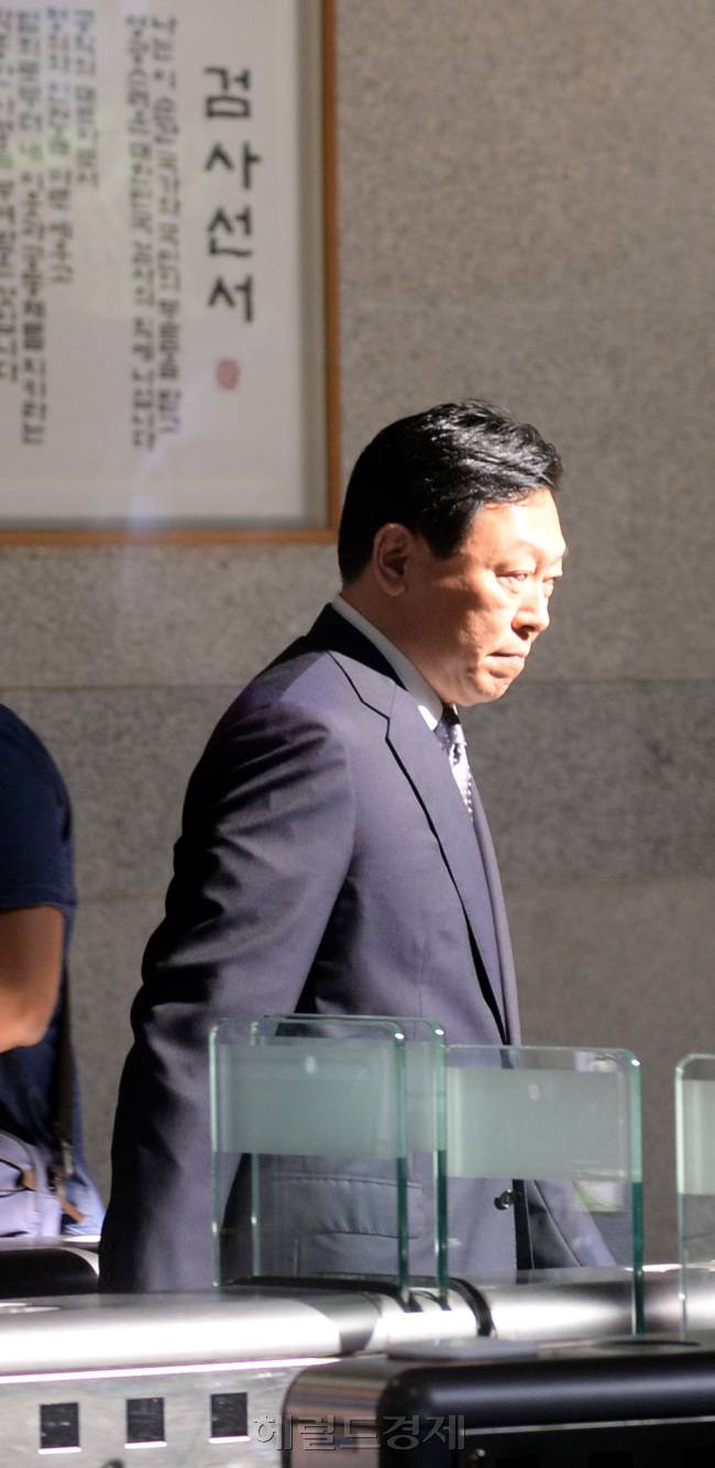 신동빈 롯데그룹 회장이 2000억원 규모의 배임ㆍ횡령 혐의 수사와 관련해 20일 검찰에 피의자 신분으로 출석하면서　기자들의 질문을 받고 있다. 신 회장은 “심려를 끼쳐 죄송하다”며 “검찰 수사에 성실히 협조하겠다”고 했다.
박현구 기자/phko@heraldcorp.com