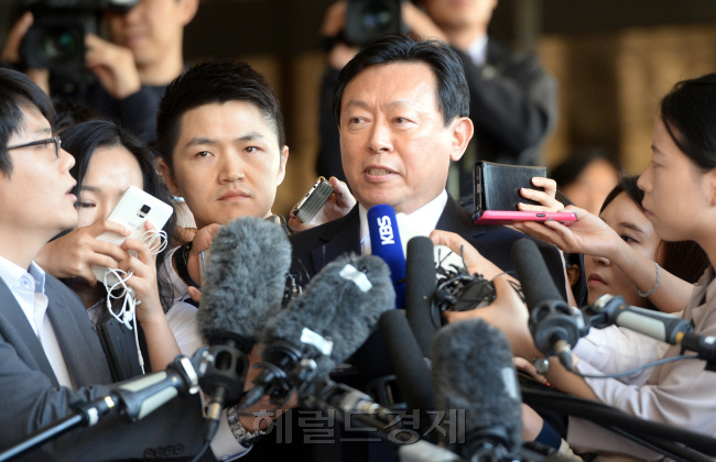신동빈 롯데그룹 회장이 2000억원 규모의 배임ㆍ횡령 혐의 수사와 관련해 20일 검찰에 피의자 신분으로 출석하면서　기자들의 질문을 받고 있다. 신 회장은 “심려를 끼쳐 죄송하다”며 “검찰 수사에 성실히 협조하겠다”고 했다.
박현구 기자/phko@heraldcorp.com