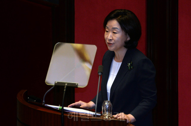 심상정 정의당 대표는 20일 국회 비교섭단체 대표연설에서 “‘강압이냐 포용이냐’의 이분법을 넘어 무엇보다 북한을 대화의 테이블에 앉히고 북핵 동결을 이끌어내는 인센티브를 책임 있게 제시하는 데 힘을 모아야 한다”고 말했다. 또 “외교안보팀은 북한 핵실험에 대한 정보관리에 실패하고, 주변국 외교에 철저히 무능했다”며 “사명감과 전문성이 충만한 전략가들로 외교안보팀을 전면 개편해야 한다”고 요구했다. 이와 함께 원전정책 재검토, 민간기업 최고임금 제한, 초과이익공유제 도입 등도 주장했다.
안훈 기자/rosedale@heraldcorp.com