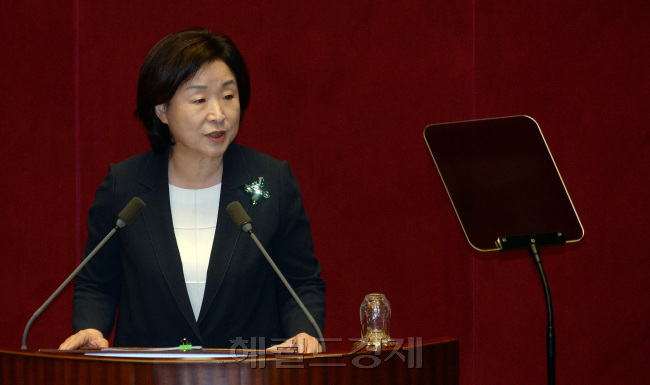 심상정 정의당 대표는 20일 국회 비교섭단체 대표연설에서 “‘강압이냐  포용이냐’의 이분법을 넘어 무엇보다 북한을 대화의 테이블에 앉히고 북핵 동결을 이끌어내는 인센티브를 책임 있게 제시하는 데 힘을 모아야 한다”고 말했다. 또 “외교안보팀은 북한 핵실험에 대한 정보관리에 실패하고, 주변국 외교에 철저히 무능했다”며 “사명감과 전문성이 충만한 전략가들로 외교안보팀을 전면 개편해야 한다”고 요구했다. 이와 함께 원전정책 재검토, 민간기업 최고임금 제한, 초과이익공유제 도입 등도 주장했다.   안훈 기자/rosedale@heraldcorp.com