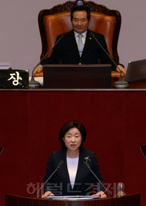 심상정 정의당 대표는 20일 국회 비교섭단체 대표연설에서 “‘강압이냐 포용이냐’의 이분법을 넘어 무엇보다 북한을 대화의 테이블에 앉히고 북핵 동결을 이끌어내는 인센티브를 책임 있게 제시하는 데 힘을 모아야 한다”고 말했다. 또 “외교안보팀은 북한 핵실험에 대한 정보관리에 실패하고, 주변국 외교에 철저히 무능했다”며 “사명감과 전문성이 충만한 전략가들로 외교안보팀을 전면 개편해야 한다”고 요구했다. 이와 함께 원전정책 재검토, 민간기업 최고임금 제한, 초과이익공유제 도입 등도 주장했다.
안훈 기자/rosedale@heraldcorp.com