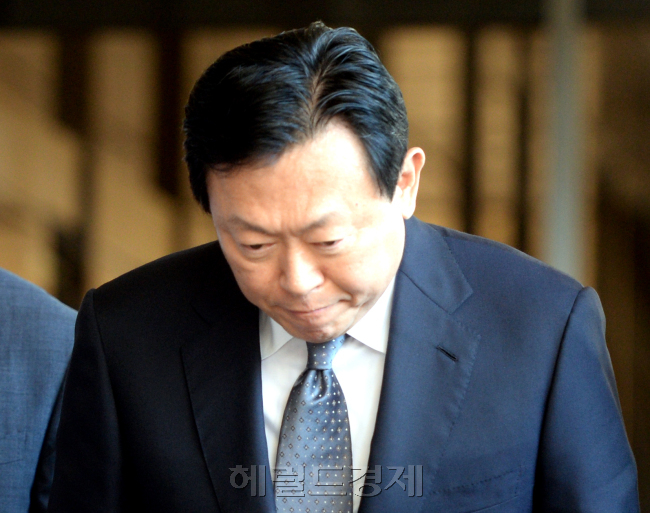 신동빈 롯데그룹 회장이 2000억원 규모의 배임ㆍ횡령 혐의 수사와 관련해 20일 검찰에 피의자 신분으로 출석하면서기자들의 질문을 받고 있다. 신 회장은 “심려를 끼쳐 죄송하다”며 “검찰 수사에 성실히 협조하겠다”고 했다. [사진=박현구 기자/phko@heraldcorp.com]