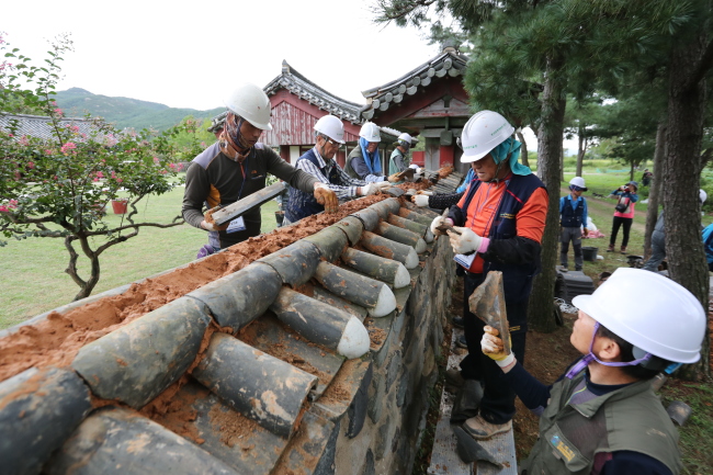 A historical artifacts preservation group conducts emergency repairs on cultural sites affected by the Gyeongju earthquake on Monday. (Cultural Heritage Administration)