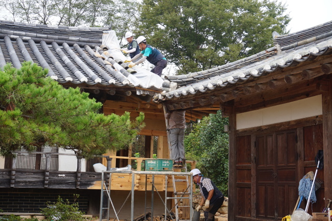A historical artifacts preservation group conducts emergency repairs on cultural sites affected by the Gyeongju earthquake on Monday. (Cultural Heritage Administration)