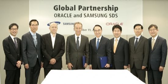 Top officials from Samsung SDS and Oracle pose during a meeting to form a partnership in San Francisco this week. Samsung SDS