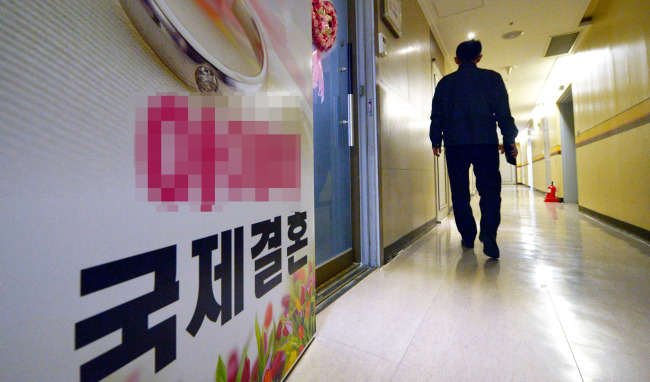 국적이나 일자리 취득을 목적으로 국제결혼을 악용하는 이주여성의 사례가 늘어나면서 이에 대한 대책이 필요하다는 지적이 나오고 있다. 사진은 서울의 한 오피스텔 빌딩에 있는 국제결혼 알선 업체 사무실 모습.   [헤럴드경제DB]