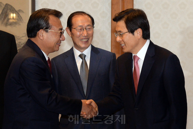 21일 오전 서울 삼청동 총리공관에서 열린 고위 당정청 협의회에서 참석자들이 인사를 나누고 있다. 이날 회의에선 지진과 북핵 대책이 집중 논의됐다. 왼쪽부터 새누리당 이정현 대표, 이원종 대통령 비서실장, 황교안 국무총리.
안훈 기자/rosedale@heraldcorp.com