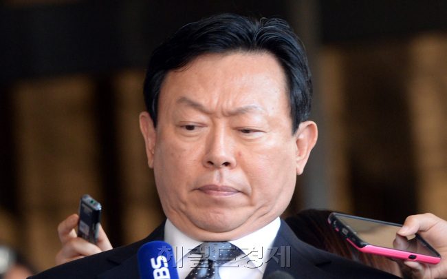 <사진> 2000억원대 횡령ㆍ배임 혐의를 받고 있는 신동빈 롯데그룹 회장이 20일 오전 서울 서초동 검찰청사에 출석하고 있다. 신 회장은 “심려를 끼쳐드려 죄송하다. 검찰에 수사에 성실히 협조하겠다”고 했다. 박현구 기자/phko@heraldcorp.com