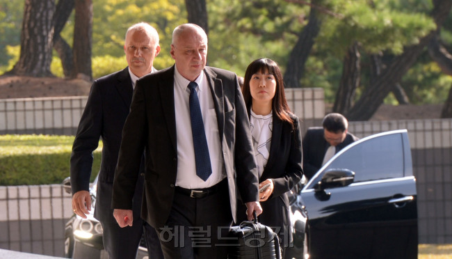 　
21일 서울중앙지검에 폭스바겐 독일 본사의 배출가스 인증 담당 임원 S씨가 오전 9시15분경 소환에 응하공 있다. S씨는 폭스바겐 본사 임원이 최초로 해외 검찰의 소환에 응한 사례이다.
정희조 기자/checho@heraldcorp.com 160921
