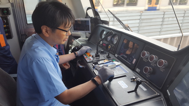 경력 23년차 베테랑인 이상호 기관사는 매일 약 150km를 달리며 시민 이동을 책임진다. 그는 어떤 상황이건 안전이 우선이라며 강조했다(왼쪽),
대부분 어둡고 갑갑한 터널로 이뤄져 있는 지하철 3호선 구간 환경에 일부 기관사들은 우울증ㆍ공황장애 등의 직업병을 호소하기도 한다.