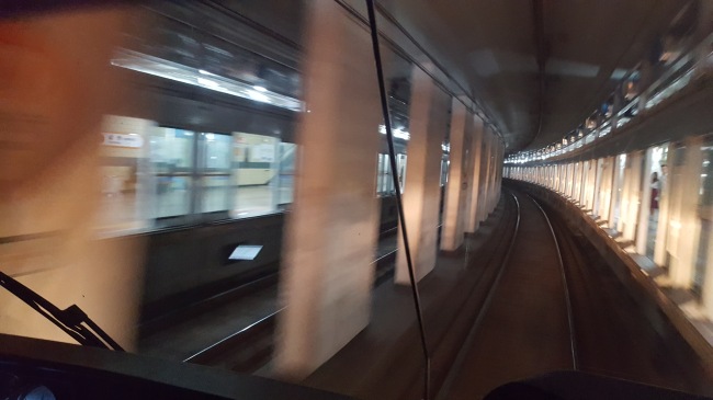 경력 23년차 베테랑인 이상호 기관사는 매일 약 150km를 달리며 시민 이동을 책임진다. 그는 어떤 상황이건 안전이 우선이라며 강조했다(왼쪽),
대부분 어둡고 갑갑한 터널로 이뤄져 있는 지하철 3호선 구간 환경에 일부 기관사들은 우울증ㆍ공황장애 등의 직업병을 호소하기도 한다.