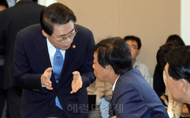 22일 오전 서울 여의도 국회 귀빈식당에서 열린 2016년 수확기 쌀 수급안정 관련 당정 간담회에서 김재수 농림축산식품부 장관(왼쪽)이 새누리당 이완영 의원과 이야기를 나누고 있다. 안훈 기자 rosedale@heraldcorp.com 2016.09.22