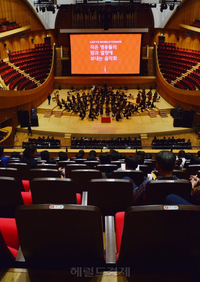 [사진=지난 2010년 건설을 시작해 6년째를 맞은 롯데월드타워의 건설 노동자들을 초청한 ‘작은 영웅들의 땀과 열정에 보내는 음악회’가 지난 21일 오후 롯데월드몰 콘서트홀에서 진행됐다. 이날 행사에는 롯데월드타워 건설에 참여하고 있는 협력업체 임직원과 가족, 롯데그룹 관계자 1300여명이 자리했다.]
이상섭 기자/babtong@heraldcorp.com