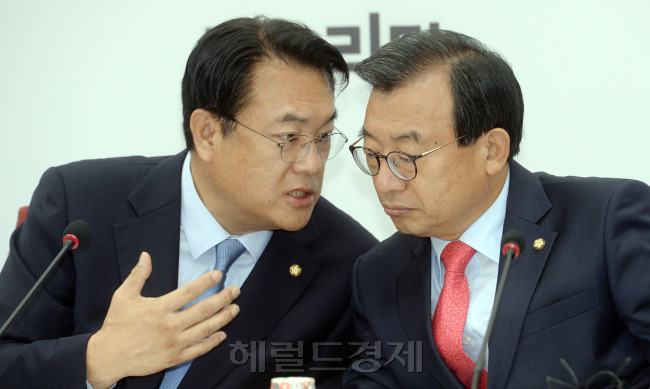 [사진= 22일 오전 서울 여의도 국회에서 열린 새누리당 최고위원회의에서  이정현(오른쪽) 대표와 정진석 원내대표가 이야기를 하고 있다./ 안훈 기자 rosedale@heraldcorp.com]