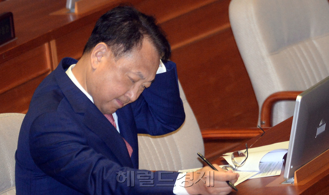 [사진= 22일 오전  열린 국회 본회의 경제에 관한 대정부 질문에 출석한 유일호 경제부총리 겸 기획재정부장관이 회의 시작을 기다리고  있다./ 안훈기자 rosedale@heraldcorp.com]