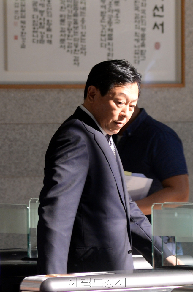 지난 20일 검찰에 소환된 신동빈 롯데그룹 회장이 서울중앙지검 조사실로 들어가고 있다. [사진=헤럴드경제DB]