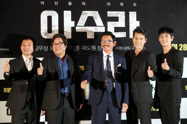 From left: Actors Jung Man-sik, Kwak Do-won, Hwang Jung-min, Jung Woo-sung and Ju Ji-hoon pose for a photo at a press conference for upcoming film “Asura: The City of Madness” held at CGV Wangsimni in Seoul on Wednesday. (Yonhap)