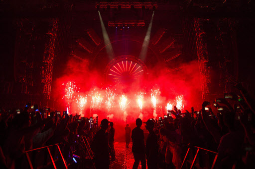 This picture taken on Sept. 19 shows an electronic music show during the Japan Ultra Music Festival at Odaiba Ultra Park in Tokyo. (AFP-Yonhap)