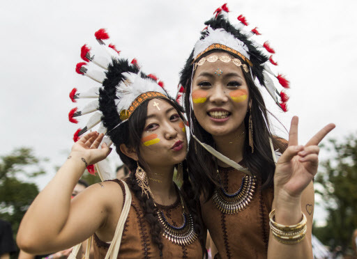 In this picture taken on Sept. 18, Japanese women wearing American Indian outfits gesture as they attend the Japan Ultra Music Festival at Odaiba Ultra Park in Tokyo. (AFP-Yonhap)
