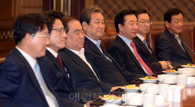 23일 오전 서울 여의도 국회 귀빈식당에서 ‘20대 국회 개헌추진 국회의원 모임 조찬회’가 열리고 있다. 새누리당 김무성 의원(왼쪽 네번째), 더불어민주당 문희상의원(왼쪽 세번째) 등 여야 중진의원들도 머리를 맞댔다.  안훈 기자/rosedale@heraldcorp.com