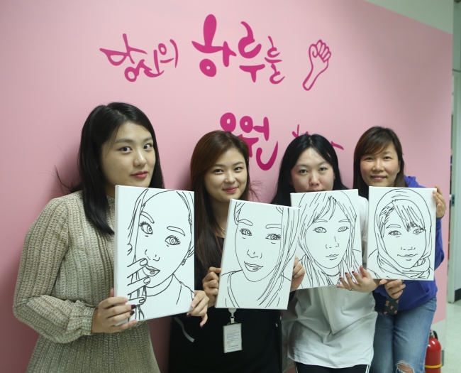 한화생명 서울 콜 센터 상담사들이 해피 아트 콜 ‘팝아트, 미소를 담다’ 프로그램을 통해 본인의 자화상을 그리며 즐거운 시간을 가졌다.