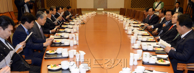 [‘20대 국회 개헌추진 국회의원 모임’이 23일 오전 서울 여의도 국회 귀빈식당에서 조찬 회동을 가졌다. 개헌모임은 이날 국회 내 개헌특별위원회 설치를 추진하기로 합의했다. 안훈 기자 rosedale@heraldcorp.com]