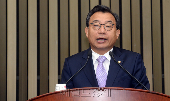 23일 오전 서울 여의도 국회에서 열린 새누리당 의원총회에서 이정현 대표가 발언을 하고 있다./ 안훈 기자 rosedale@heraldcorp.com 2016.09.23