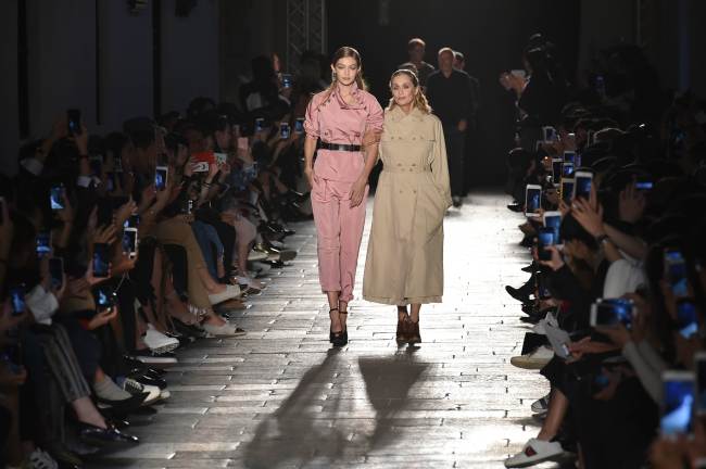 Model Gigi Hadid (left) and actress Lauren Hutton present creations for fashion house Bottega Veneta during the 2017 women's spring-summer collections shows at Milan Fashion Week on Saturday. (Yonhap-AFP)