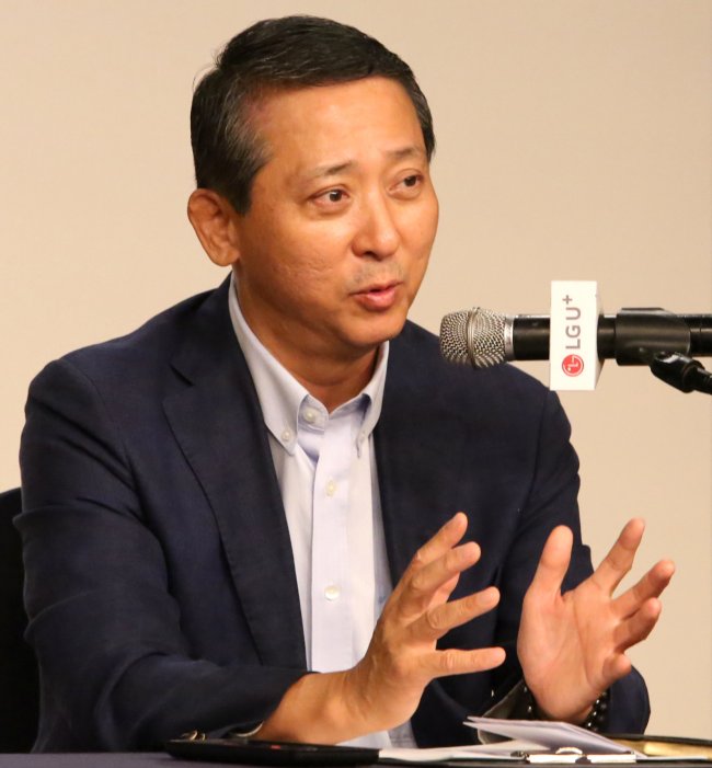 Kwon Young-soo, the CEO of LG Uplus, speaks at a press meeting at the firm’s headquarters in Seoul on Sept. 23.  LG Uplus