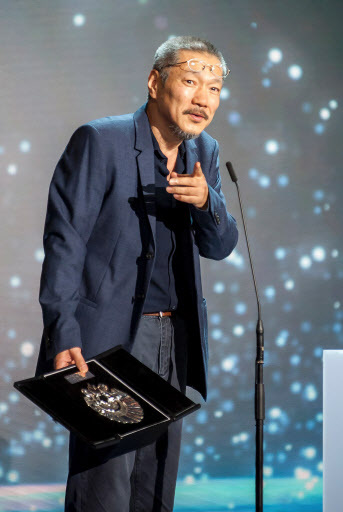 South Korean film director Hong Sang-soo holds his "Concha de Plata" (Silver Shell) award to the best director for his film "Yourself and Yours" during the 64th San Sebastian International Film Festival closing ceremony in San Sebastian on Saturday. (AFP-Yonhap)