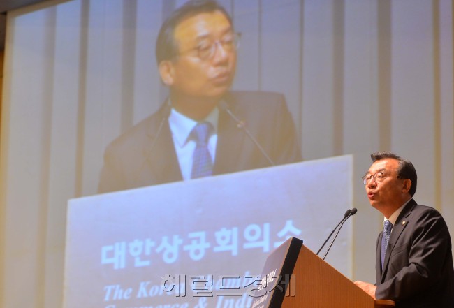 [헤럴드경제=이상섭 기자] 26일 오전 서울 중구 대한상공회의소 국제회의장에서 열린 조찬 강연회에 이정현 새누리당 대표가 참석해 '우리나라 경제의 성장을 위한 정책방향'을 강연하고 있다. <br />babtong@heraldcorp.com
[헤럴드경제=이상섭 기자] 26일 오전 서울 중구 대한상공회의소 국제회의장에서 열린 조찬 강연회에 이정현 새누리당 대표가 참석해 '우리나라 경제의 성장을 위한 정책방향'을 강연하고 있다.
babtong@heraldcorp.com