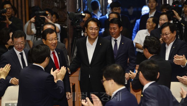 정진석 새누리당 원내대표가 26일 오전 서울 여의도 국회에서 열린 의원총회에서 의원들의 박수를 받으며 입장하고 있다. 박해묵 기자/mook@heraldcorp.com
정진석 새누리당 원내대표가 26일 오전 서울 여의도 국회에서 열린 의원총회에서 의원들의 박수를 받으며 입장하고 있다. 박해묵 기자/mook@heraldcorp.com
