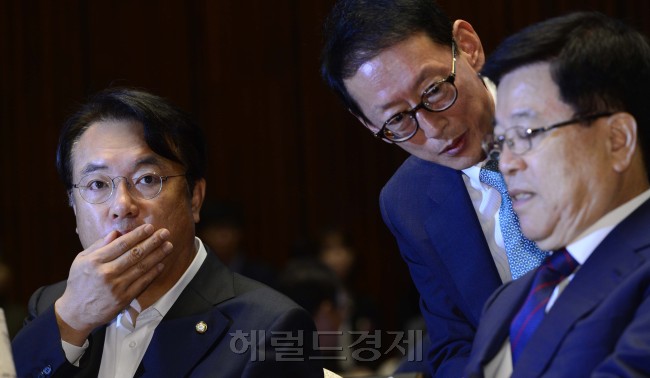 정진석 새누리당 원내대표(왼쪽)가 26일 오전 서울 여의도 국회에서 열린 의원총회에 참석해 근심어린 표정으로 원내지도부와 이야기를 나누고 있다.  박해묵 기자/mook@heraldcorp.com