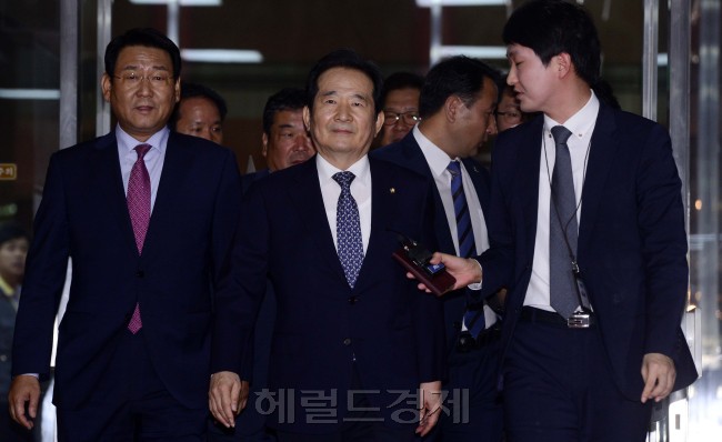 정세균 국회의장(가운데)이 26일 오전 비장한 표정으로 서울 여의도 국회로 출근하고 있다. 	 박해묵 기자/mook@heraldcorp.com
