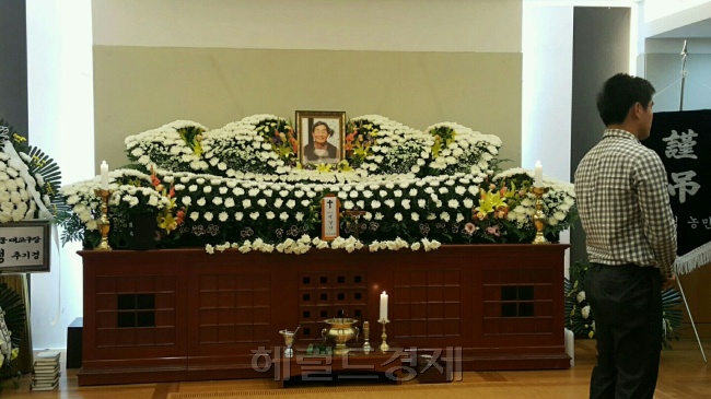 [사진설명= 지난해 11월 1차 ‘민중총궐기 시위’에 참여했다 경찰이 쏜 물대포에 맞아 혼수상태에 빠져 316일 만인 지난 25일 사망한 백남기 씨 시신에 대한 부검을 놓고 경찰과 유족ㆍ백남기 대책위 측이 맞서고 있다. 사진은 26일 오전 서울 종로구 서울대병원 장례식장 내 백 씨의 빈소 모습. 구민정 기자/korean.gu@heraldcorp.com]