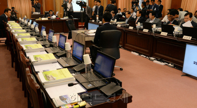 사진 = 여당 의원이 불참한 채 외교부 국감 현장에는 야당 소속 의원만 국감을 진행하고 있다. 안훈 기자/rosedale@heraldcorp.com