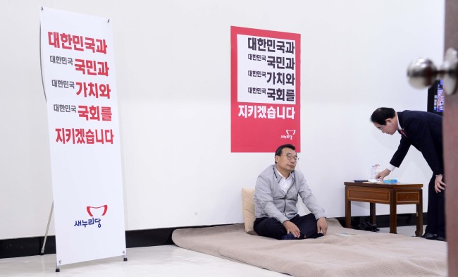 이정현 새누리당 대표가 26일 오후 정세균 국회의장의 의장직 사퇴를 촉구하며 무기한 단식농성에 돌입하고 있다. 박해묵 기자/mook@heraldcorp.com
이정현 새누리당 대표가 26일 오후 정세균 국회의장의 의장직 사퇴를 촉구하며 무기한 단식농성에 돌입하고 있다. 박해묵 기자/mook@heraldcorp.com