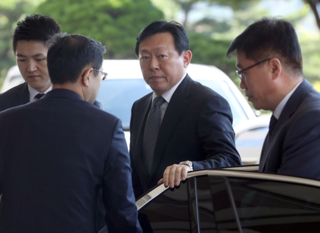 Lotte Group chairman Shin Dong-bin arrives at the Seoul Central District Prosecutors' Office on Sept. 20 to answer questions about his alleged wrongdoings involving the group's finances. (Yonhap)
