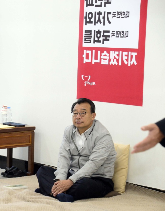 The ruling Saenuri Party’s leader Rep. Lee Jung-hyun stages a hunger strike Monday in his office at the National Assembly. Yonhap
