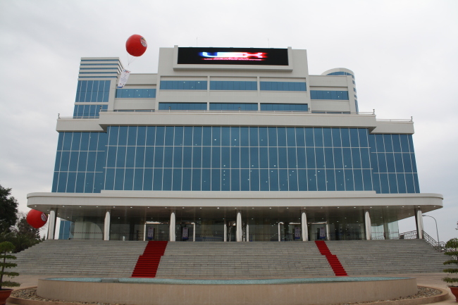 지난 2011년 1월 문을 연 LSX의 지분은 토지와 건물 등을 출자한 라오스 중앙은행이 51%, IT 시스템 등을 출자한 한국거래소가 49% 보유하고 있다.