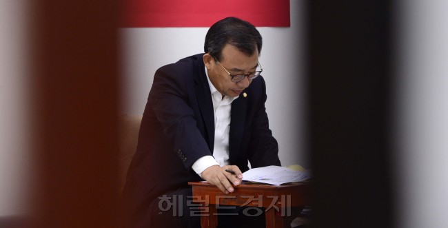 이정현 새누리당 대표가 27일 오전 서울 여의도 국회 새누리당 당대표실에서 정세균 국회의장의 의장직 사퇴를 촉구하는 단식농성을 하고 있다. 박해묵 기자/mook@heraldcorp.com